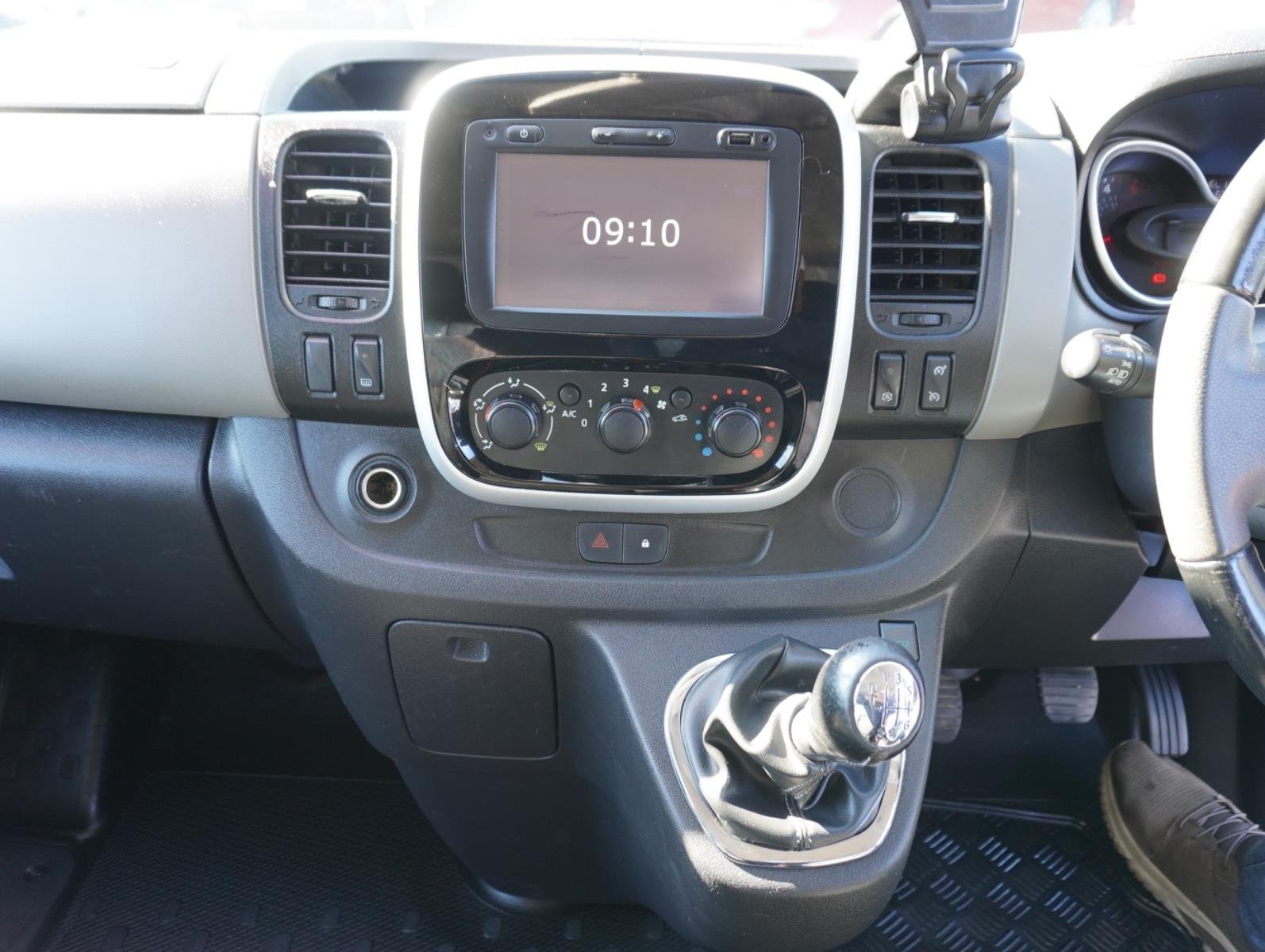 2017 Renault Trafic 103KW LWB Manual $19,998 - Car City