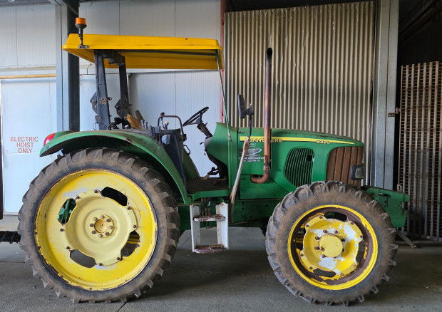 0 John Deere 6320
